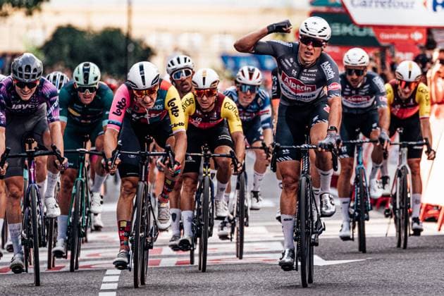 Sport Bilder des Tages 2025 Vuelta Ciclista a Espana Stage 8 Picture by Zac Williams SWpix.com - 30 08 2025 - Cycling - 2025 Vuelta Ciclista a Espana Stage 8, Monzon Templario to Zaragoza, Spain - Jasper Philippsen, Alpecin Deceuninick, wins Stage 8. Copyright: x xSWpix.comx(t axPhotographyxHubxLtd)xZacxWilliams SWpix.comx SWP-2645