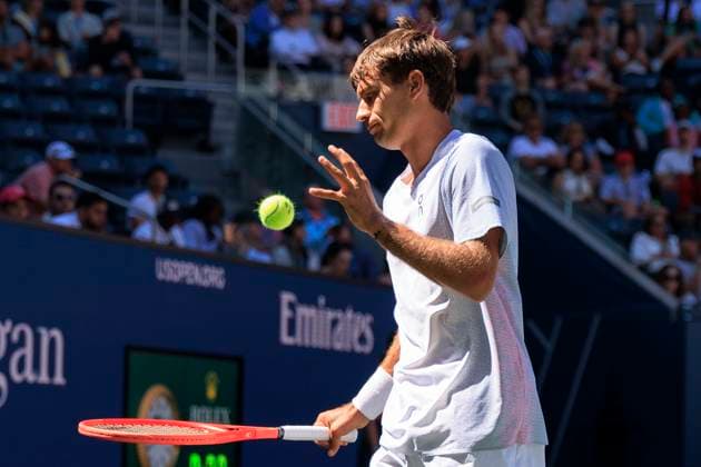 August 30, 2025, Flushing Meadows, New York, USA: Flavio Cobolli gets ready to serve during a match against Lorenzo Musetti on Day 7 of the 2025 US Open at USTA Billie Jean King National Tennis Center on Saturday August 30, 2025 in the Flushing neighborhood of the Queens borough of New York City. Cobolli Cobolli retired in the third set. JAVIER ROJAS PI Flushing Meadows USA - ZUMAp124 20250830_zaa_p124_014 Copyright: xJavierxRojasx