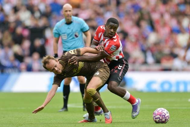 Sunderland v Brentford - Premier League Noah Sadiki of Sunderland AFC and Mikkel Damsgaard of Brentford FC battle for the ball during the Premier League match between Sunderland and Brentford at the Stadium Of Light in Sunderland, England, on August 30, 2025. Sunderland Tyne and Wear United Kingdom  Copyright: xMIxNewsx originalFilename:fletcher-sunderla250830_npA8s.jpg