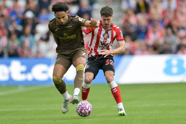 Sunderland v Brentford - Premier League Trai Hume of Sunderland AFC looks to hold up Kevin Schade of Brentford FC during the Premier League match between Sunderland and Brentford at the Stadium Of Light in Sunderland, on August 30, 2025. Sunderland Tyne and Wear United Kingdom  Copyright: xMIxNewsx originalFilename:fletcher-sunderla250830_npbNn.jpg