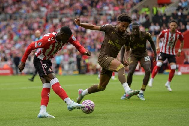 Sunderland v Brentford - Premier League Nordi Mukiele of Sunderland AFC has his shot blocked while under pressure from Kevin Schade of Brentford FC during the Premier League match between Sunderland and Brentford at the Stadium Of Light in Sunderland, England, on August 30, 2025. Sunderland Tyne and Wear United Kingdom  Copyright: xMIxNewsx originalFilename:fletcher-sunderla250830_npBvI.jpg