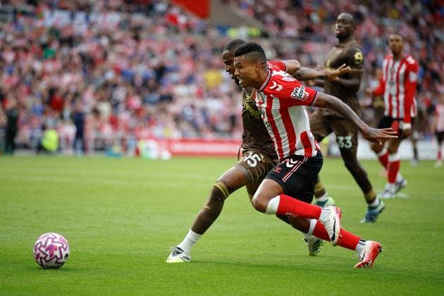 30th August 2025; Stadium of Light, Sunderland, England; Premier League Football, Sunderland versus Brentford; Reinildo Mandava of Sunderland and Frank Onyeka of Brentford challenge for the ball  CraigxCowan