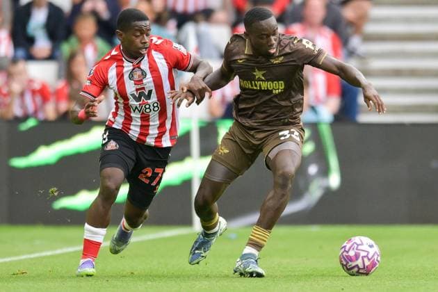 Sunderland v Brentford - Premier League Noah Sadiki of Sunderland AFC and Michael Kayode of Brentford FC battle for the ball during the Premier League match between Sunderland and Brentford at the Stadium Of Light in Sunderland, England, on August 30, 2025. Sunderland Tyne and Wear United Kingdom  Copyright: xMIxNewsx originalFilename:fletcher-sunderla250830_npnyw.jpg