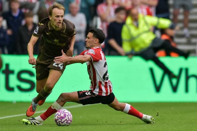 Sunderland v Brentford - Premier League Mikkel Damsgaard of Brentford FC goes past Enzo Le Fee of Sunderland AFC during the Premier League match between Sunderland and Brentford at the Stadium Of Light in Sunderland, England, on August 30, 2025. Sunderland Tyne and Wear United Kingdom  Copyright: xMIxNewsx originalFilename:fletcher-sunderla250830_npSTR.jpg