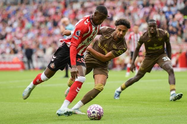 Sunderland v Brentford - Premier League Nordi Mukiele of Sunderland AFC shoots at goal while under pressure from Kevin Schade of Brentford FC during the Premier League match between Sunderland and Brentford at the Stadium Of Light in Sunderland, England, on August 30, 2025. Sunderland Tyne and Wear United Kingdom  Copyright: xMIxNewsx originalFilename:fletcher-sunderla250830_npuXb.jpg