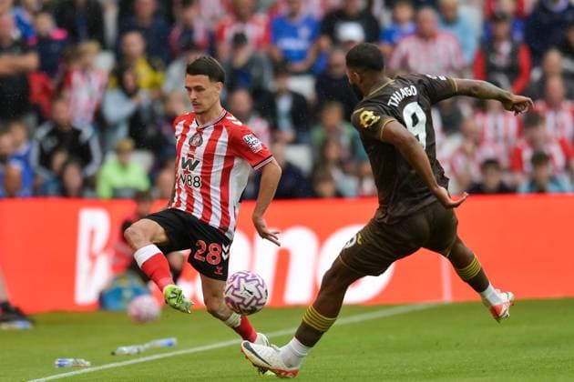 Sunderland v Brentford - Premier League Enzo Le Fee of Sunderland AFC comes under pressure from Igor Thiago of Brentford FC during the Premier League match between Sunderland and Brentford at the Stadium Of Light in Sunderland, England, on August 30, 2025. Sunderland Tyne and Wear United Kingdom  Copyright: xMIxNewsx originalFilename:fletcher-sunderla250830_npNhn.jpg