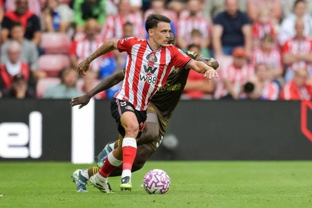 Sunderland v Brentford - Premier League Enzo Le Fee of Sunderland AFC plays during the Premier League match between Sunderland and Brentford at the Stadium Of Light in Sunderland, England, on August 30, 2025. Sunderland Tyne and Wear United Kingdom  Copyright: xMIxNewsx originalFilename:fletcher-sunderla250830_npRjs.jpg