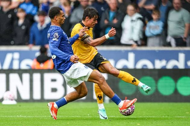 Wolverhampton Wanderers v Everton - Premier League Everton s Iliman Ndiaye and Wolverhampton Wanderers Hugo Bueno are in action during the Premier League match between Wolverhampton Wanderers and Everton at Molineux in Wolverhampton, England, on August 30, 2025. Wolverhampton West Midlands United Kingdom  Copyright: xMIxNewsx originalFilename:fletcher-wolverha250830_npuTN.jpg