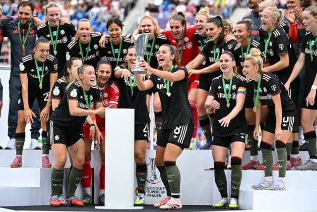 Fußball I Frauen I Saison 2025-2026 I Supercup I FC Bayern München - VfL Wolfsburg I 30.08.2025 Lena Oberdorf (8, FC Bayern München) streckt den Pokal in die Höhe, Jose Antonio Barcala Garcia (Trainer, FC Bayern München) (1.v.l.) gewinnt seinen ersten Titel mit der Mannschaft. Karlsruhe BBBank Wildpark Baden-Württemberg Deutschland Copyright: xLobeca InesxHähnelx