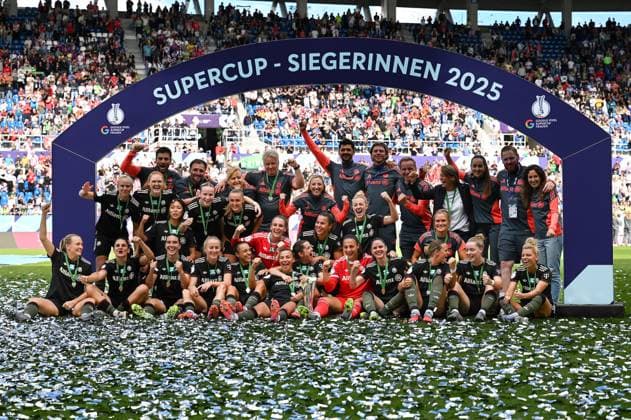 Fußball I Frauen I Saison 2025-2026 I Supercup I FC Bayern München - VfL Wolfsburg I 30.08.2025 Frauen vom FC Bayern München jubeln unter dem Triumpfbogen mit der Aufschrift Supercup- Siegerinnen 2025 Karlsruhe BBBank Wildpark Baden-Württemberg Deutschland Copyright: xLobeca InesxHähnelx
