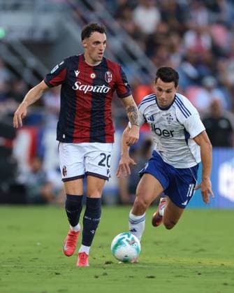 Bologna, Italy, 30th August 2025. Nadir Zortea of Bologna FC is pursued by Anastasios Douvikas of Como 1907 during the Bologna vs Como 1907 Serie A match at Renato Dall Ara, Bologna. Picture credit should read: Jonathan Moscrop Sportimage EDITORIAL USE ONLY. No use with unauthorised audio, video, data, fixture lists, club league logos or live services. Online in-match use limited to 120 images, no video emulation. No use in betting, games or single club league player publications. SPI_027_JM_BOLOGNA_COMO SPI-4106-0027