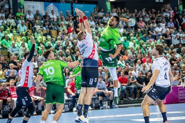 Handball Bundesliga; HSG Wetzlar - SG Flensburg-Handewitt, 30.08.25 Philipp Ahouansou (HSG Wetzlar, 19), Johannes Golla (SG Flensburg-Handewitt, 4), Handball Bundesliga; HSG Wetzlar - SG Flensburg-Handewitt: Wetzlar, 30.08.25 Copyright: xBEAUTIFULxSPORTS Roeczeyx