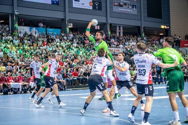 Handball Bundesliga; HSG Wetzlar - SG Flensburg-Handewitt, 30.08.25 Philipp Ahouansou (HSG Wetzlar, 19), Niclas Kirkeløkke (SG Flensburg-Handewitt, 5), Filip Vistorop (HSG Wetzlar, 4), Domen Novak (SG Flensburg-Handewitt, 63), Josip Simic (HSG Wetzlar, 10), Marko Grgic (SG Flensburg-Handewitt, 17)Handball Bundesliga; HSG Wetzlar - SG Flensburg-Handewitt: Wetzlar, 30.08.25 Copyright: xBEAUTIFULxSPORTS Roeczeyx