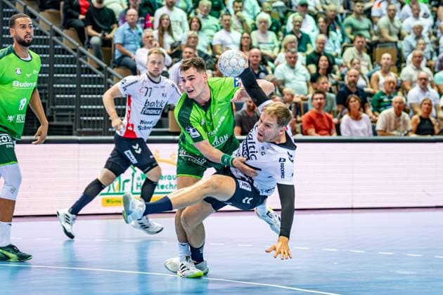 Handball Bundesliga; HSG Wetzlar - SG Flensburg-Handewitt, 30.08.25 Luca Witzke (SG Flensburg-Handewitt, 77), Josip Simic (HSG Wetzlar, 10), Simon Pytlick (SG Flensburg-Handewitt, 2) Handball Bundesliga; HSG Wetzlar - SG Flensburg-Handewitt: Wetzlar, 30.08.25 Copyright: xBEAUTIFULxSPORTS Roeczeyx