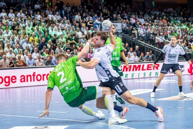 Handball Bundesliga; HSG Wetzlar - SG Flensburg-Handewitt, 30.08.25 Johannes Golla (SG Flensburg-Handewitt, 4), Nikola Grahovac (HSG Wetzlar, 2), Philipp Ahouansou (HSG Wetzlar, 19), Simon Pytlick (SG Flensburg-Handewitt, 2) Handball Bundesliga; HSG Wetzlar - SG Flensburg-Handewitt: Wetzlar, 30.08.25 Copyright: xBEAUTIFULxSPORTS Roeczeyx