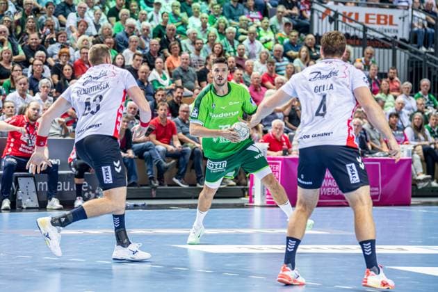 Handball Bundesliga; HSG Wetzlar - SG Flensburg-Handewitt, 30.08.25 Stefan Cavor (HSG Wetzlar, 77), Johannes Golla (SG Flensburg-Handewitt, 4), Blaž Blagotinöek (SG Flensburg-Handewitt, 43) Handball Bundesliga; HSG Wetzlar - SG Flensburg-Handewitt: Wetzlar, 30.08.25 Copyright: xBEAUTIFULxSPORTS Roeczeyx