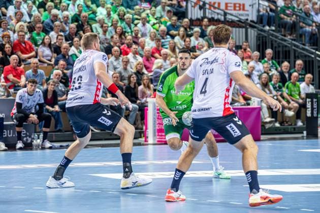 Handball Bundesliga; HSG Wetzlar - SG Flensburg-Handewitt, 30.08.25 Stefan Cavor (HSG Wetzlar, 77), Blaž Blagotinöek (SG Flensburg-Handewitt, 43), Johannes Golla (SG Flensburg-Handewitt, 4) Handball Bundesliga; HSG Wetzlar - SG Flensburg-Handewitt: Wetzlar, 30.08.25 Copyright: xBEAUTIFULxSPORTS Roeczeyx