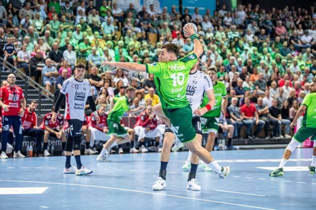 Handball Bundesliga; HSG Wetzlar - SG Flensburg-Handewitt, 30.08.25 Josip Simic (HSG Wetzlar, 10)., Marko Grgic (SG Flensburg-Handewitt, 17), Handball Bundesliga; HSG Wetzlar - SG Flensburg-Handewitt: Wetzlar, 30.08.25 Copyright: xBEAUTIFULxSPORTS Roeczeyx