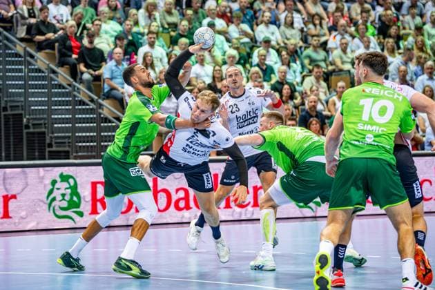 Handball Bundesliga; HSG Wetzlar - SG Flensburg-Handewitt, 30.08.25 Simon Pytlick (SG Flensburg-Handewitt, 2), Kent Robin Tønnesen (SG Flensburg-Handewitt, 23), Philipp Ahouansou (HSG Wetzlar, 19), Josip Simic (HSG Wetzlar, 10) Handball Bundesliga; HSG Wetzlar - SG Flensburg-Handewitt: Wetzlar, 30.08.25 Copyright: xBEAUTIFULxSPORTS Roeczeyx
