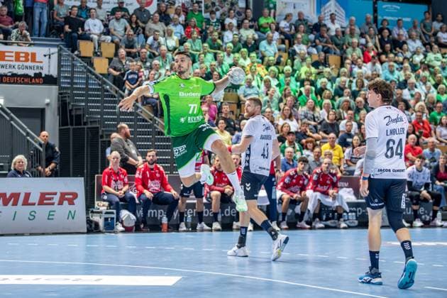 Handball Bundesliga; HSG Wetzlar - SG Flensburg-Handewitt, 30.08.25 Stefan Cavor (HSG Wetzlar, 77), Blaž Blagotinöek (SG Flensburg-Handewitt, 43), Lasse Møller (SG Flensburg-Handewitt, 64) Handball Bundesliga; HSG Wetzlar - SG Flensburg-Handewitt: Wetzlar, 30.08.25 Copyright: xBEAUTIFULxSPORTS Roeczeyx