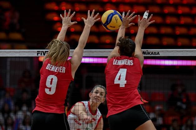 Poland v Belgium - FIVB Women’s World Volleyball Championship BANGKOK, THAILAND - AUGUST 30: Nathalie Lemmens (4) and Nel Demeyer (9), of Belgium in action during the FIVB Women s World Volleyball Championship match between Poland and Belgium at Huamark Indoor Stadium in Bangkok, Thailand on August 30, 2025. Mustafa Hatipoglu Anadolu Banghok Thailand. Editorial use only. Please get in touch for any other usage.  Copyright: x2025xAnadoluxMustafaxHatipoglux