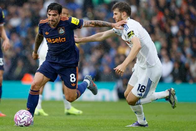 Leeds United v Newcastle United - Premier League Sandro Tonali of Newcastle United and Anton Stach of Leeds United challenge during the Premier League match between Leeds United and Newcastle United at Elland Road on August 30, 2025 in Leeds, England. Leeds Elland Road England United Kingdom Copyright: xRichardxSellers Sportsphoto APLx 14133900