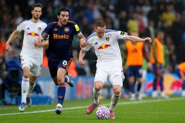 Leeds United v Newcastle United - Premier League Sandro Tonali of Newcastle United and Sean Longstaff of Leeds United challenge during the Premier League match between Leeds United and Newcastle United at Elland Road on August 30, 2025 in Leeds, England. Leeds Elland Road England United Kingdom Copyright: xRichardxSellers Sportsphoto APLx 14133902