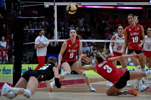 Poland v Belgium - FIVB Women’s World Volleyball Championship BANGKOK, THAILAND - AUGUST 30: Britt Herbots (3), Nel Demeyer (9) and Silke Van Avermaet (19) of Belgium in action during the FIVB Women s World Volleyball Championship match between Poland and Belgium at Huamark Indoor Stadium in Bangkok, Thailand on August 30, 2025. Mustafa Hatipoglu Anadolu Banghok Thailand. Editorial use only. Please get in touch for any other usage.  Copyright: x2025xAnadoluxMustafaxHatipoglux