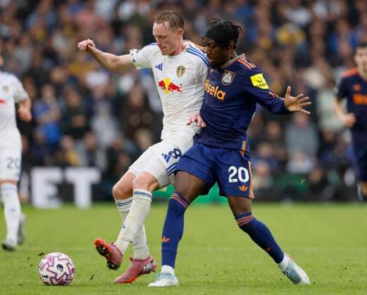 Leeds United v Newcastle United - Premier League Sean Longstaff of Leeds United and Anthony Elanga of Newcastle United challenge during the Premier League match between Leeds United and Newcastle United at Elland Road on August 30, 2025 in Leeds, England. Leeds Elland Road England United Kingdom Copyright: xRichardxSellers Sportsphoto APLx 14133905