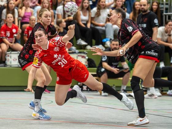 Marleen Kern (1. FSV Mainz 05, 20) setzt sich gegen Leonie Dreizler (TG Nuertingen, 23) und Ronja Buehler (TG Nuertingen, 09) durch, TG Nuertingen vs. 1. FSV Mainz 05, Handball, 2. Bundesliga, Spielzeit 2025 2026, 30.08.2025 TG Nuertingen vs. 1. FSV Mainz 05, Handball, 2. Bundesliga, Spielzeit 2025 2026, 30.08.2025 Nuertingen Copyright: xMichaelxSchmidt Eibner-Pressefotx EP_MST