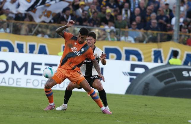 Atalanta s Gianluca Scamacca Parma s Alessandro Circati during the Serie A soccer match between Parma and Atalanta at the Ennio Tardini Stadium in Parma Italy - Saturday, Augustl 30, 2025. - Soccer .  Copyright: xGiannixSantandrea LaPressex