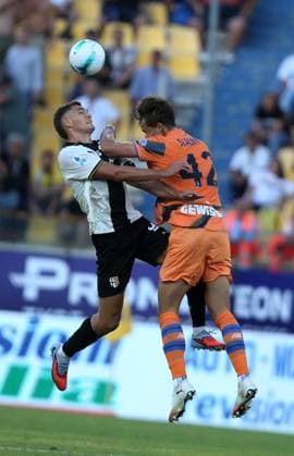 Parma s Mateo Pellegrino Atalanta s Gioegio Scalvini during the Serie A soccer match between Parma and Atalanta at the Ennio Tardini Stadium in Parma Italy - Saturday, Augustl 30, 2025. - Soccer .  Copyright: xGiannixSantandrea LaPressex