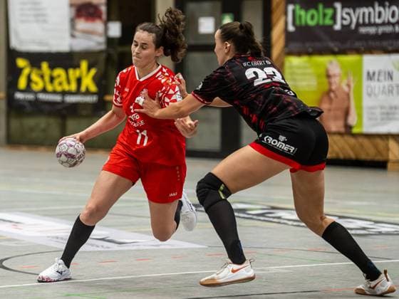 Christine Burgard (1. FSV Mainz 05, 11) im Zweikampf mit Leonie Dreizler (TG Nuertingen, 23), TG Nuertingen vs. 1. FSV Mainz 05, Handball, 2. Bundesliga, Spielzeit 2025 2026, 30.08.2025 TG Nuertingen vs. 1. FSV Mainz 05, Handball, 2. Bundesliga, Spielzeit 2025 2026, 30.08.2025 Nuertingen Copyright: xMichaelxSchmidt Eibner-Pressefotx EP_MST