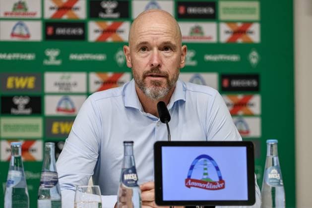 Erik ten Hag (Trainer, Bayer 04 Leverkusen) während der Pressekonferenz nach dem Spiel, Portrait, Nahaufnahme, Einzelfoto, Einzelbild, DIE DFL-RICHTLINIEN UNTERSAGEN JEGLICHE NUTZUNG VON FOTOS ALS SEQUENZBILDER UND ODER VIDEOA?HNLICHE FOTOSTRECKEN. DFL REGULATIONS PROHIBIT ANY USE OF PHOTOGRAPHS AS IMAGE SEQUENCES AND OR QUASI-VIDEO., 30.08.2025, Bremen (Deutschland), Fussball, Bundesliga, SV Werder Bremen - Bayer 04 Leverkusen
