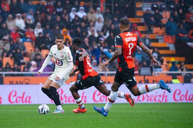 FOOTBALL : Lorient vs Lille - Ligue 1 - 30 08 2025 Matias Fernandez Pardo ( 7 - Lille ) scores a goal during the Ligue 1 match between FC Lorient and Lille OSC at Stade Yves Allainmat on August 30, 2025 in Lorient, France. ( Photo by Federico Pestellini PsnewZ ) - LorientFrance  Copyright: xFedericoxPestellinix