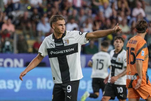 August 30, 2025, Parma, Italy: Parma™s Mateo Pellegrino talks to his teammates after an opportunity during the italian soccer Serie A match between Parma Calcio vs Atalanta BC on august 30, 2025 at the Stadio Ennio Tardini in Parma, Italy. ANSA . Soccer: Serie A; Parma Vs Atalanta  - ZUMAa110 20250830_zaf_a110_083 Copyright: xLorenzoxCattanix