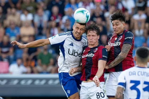 Foto IPP Damiano Fiorentini Bologna 30 08 2025 Calcio campionato serie A 2025-2026 partita: Bologna-Como nella foto: contrasto aereo con Santiago castro e Giovanni Fabbian Italy Photo Press World Copyright italy ITALY  Copyright: xR4924_italyphotopressx