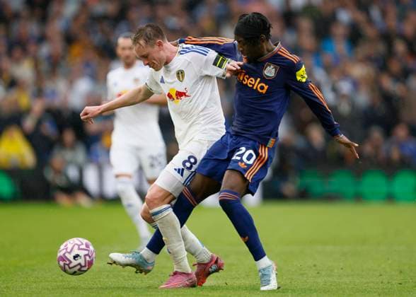 Leeds United v Newcastle United - Premier League Sean Longstaff of Leeds United and Anthony Elanga of Newcastle United challenge during the Premier League match between Leeds United and Newcastle United at Elland Road on August 30, 2025 in Leeds, England. Leeds Elland Road England United Kingdom Copyright: xRichardxSellers Sportsphoto APLx 14133928