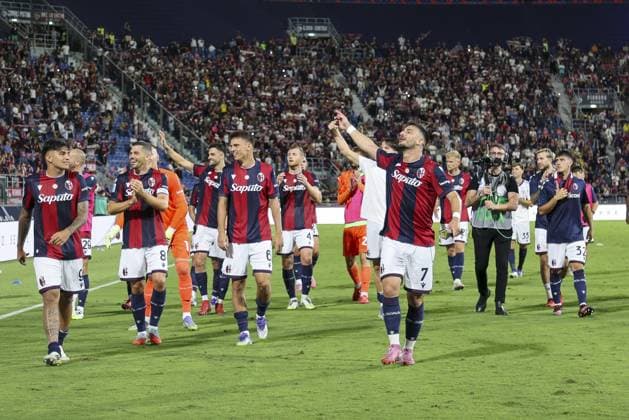 Bologna players applaud the fans following the final whistle during Bologna FC vs Como FC, 2Â° Serie A Enilive 2025-26 game at Renato Dall Ara stadium in Bologna (BO), Italy, on August 30, 2025.  Copyright: xDavidexCasentini IPAxSportx xipa-agency.netx xx IPA_63682677 IPA_Agency_IPA63682677