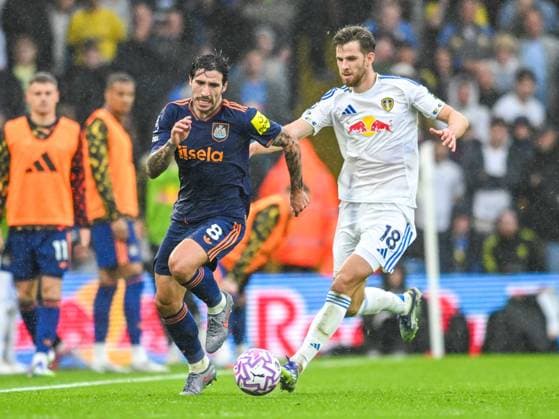 Leeds United v Newcastle United Premier League Sandro Tonali of Newcastle United and Anton Stach of Leeds United during the Premier League match at Elland Road, Leeds UK Newspapers OUT Copyright: xKarlxVallantinex FIL-22159-0033