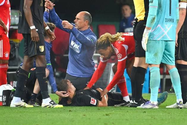 Robin FELLHAUER (FC Augsburg) nach Zusammenprall mit Sacha BOEY (Bayern Muenchen), der sich uentschuldigt, am Boden,muss aerztlich betreut werden.Verletzt,Verletzung. Fussball 1. Bundesliga Saison 2025 2026, 2.Spieltag, Spieltag02 FC Augsburg - FC Bayern Muenchen 2-3 am 30.08.2025 , WWK A R E N A. *** Robin FELLHAUER FC Augsburg after collision with Sacha BOEY Bayern Muenchen , who apologizes, on the ground, needs medical attention Injured, injury Football 1 Bundesliga Season 2025 2026, 2 Matchday, Matchday02 FC Augsburg FC Bayern Muenchen 2 3 on 30 08 2025 , WWK A R E N A