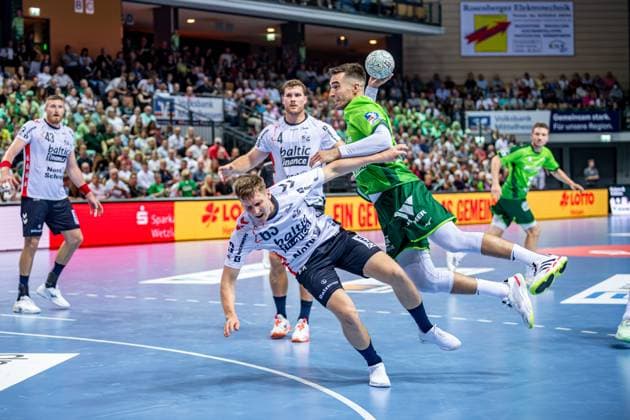Handball Bundesliga; HSG Wetzlar - SG Flensburg-Handewitt, 30.08.25 Filip Vistorop (HSG Wetzlar, 4), Domen Novak (SG Flensburg-Handewitt, 63), Johannes Golla (SG Flensburg-Handewitt, 4) Handball Bundesliga; HSG Wetzlar - SG Flensburg-Handewitt: Wetzlar, 30.08.25 Copyright: xBEAUTIFULxSPORTS Roeczeyx