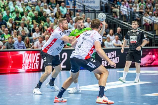 Handball Bundesliga; HSG Wetzlar - SG Flensburg-Handewitt, 30.08.25 Niklas Theiß (HSG Wetzlar, 9), Blaž Blagotinöek (SG Flensburg-Handewitt, 43), Johannes Golla (SG Flensburg-Handewitt, 4) Handball Bundesliga; HSG Wetzlar - SG Flensburg-Handewitt: Wetzlar, 30.08.25 Copyright: xBEAUTIFULxSPORTS Roeczeyx