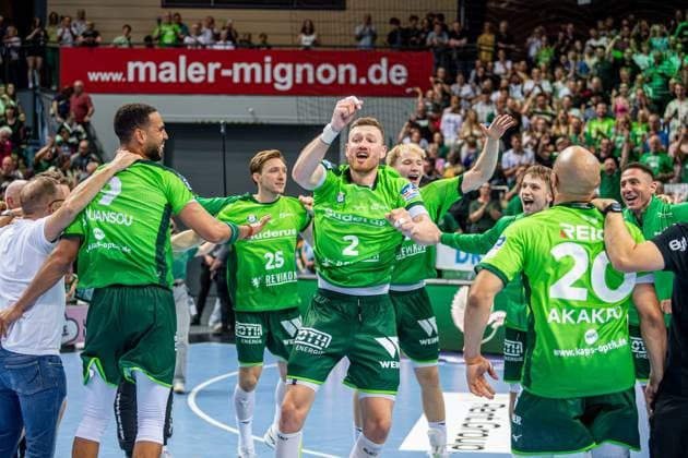 Handball Bundesliga; HSG Wetzlar - SG Flensburg-Handewitt, 30.08.25 Nikola Grahovac (HSG Wetzlar, 2), Justin Müller (HSG Wetzlar, 25), David Cyrill Akakpo (HSG Wetzlar, 20), Georg Löwen (HSG Wetzlar, 33), David Cyrill Akakpo (HSG Wetzlar, 20) Handball Bundesliga; HSG Wetzlar - SG Flensburg-Handewitt: Wetzlar, 30.08.25 Copyright: xBEAUTIFULxSPORTS Roeczeyx