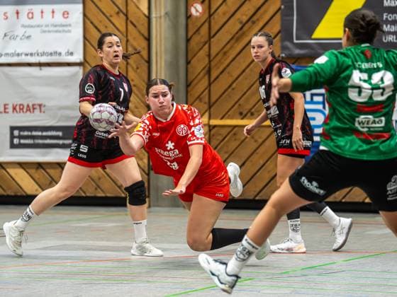 Melanie Grawe (1. FSV Mainz 05, 28) springt in den Kreis, TG Nuertingen vs. 1. FSV Mainz 05, Handball, 2. Bundesliga, Spielzeit 2025 2026, 30.08.2025 TG Nuertingen vs. 1. FSV Mainz 05, Handball, 2. Bundesliga, Spielzeit 2025 2026, 30.08.2025 Nuertingen Copyright: xMichaelxSchmidt Eibner-Pressefotx EP_MST