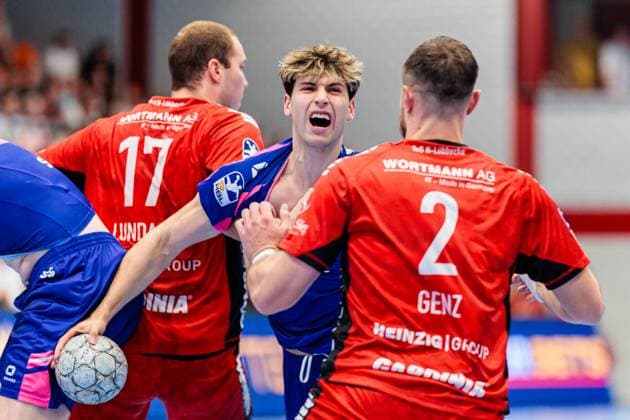 v.l. Jacob Lundahl (TuS N-Luebbecke, 17), Vinzent Bertl (TSV Bayer Dormagen, 04), Jo Gerrit Genz (TuS N-Luebbecke, 02) GER, TuS N-Luebbecke vs. TSV Bayer Dormagen, Handball, 2. Bundesliga, 1. Spieltag, Spielzeit 2025 2026, 30.08.2025 GER, TuS N-Luebbecke vs. TSV Bayer Dormagen, Handball, 2. Bundesliga, 1. Spieltag, Spielzeit 2025 2026, 30.08.2025 Luebbecke Copyright: xEibner-Pressefoto JanxRollingerx EP_JSK