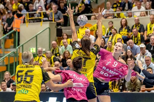 Alicia Langer (Borussia Dortmund, 17) in der Abwehr gegen Naina Klein (TuS Metzingen, 09) GER, Borussia Dortmund vs. TuS Metzingen, Handball, ALSCO Frauen Bundesliga, Saison 2025 2026, 1. Spieltag, 30.08.2025. GER, Borussia Dortmund vs. TuS Metzingen, Handball, ALSCO Frauen Bundesliga, Saison 2025 2026, 1. Spieltag, 30.08.2025. Dortmund Copyright: xEibner-Pressefoto WolfgangxStummx EP_EER