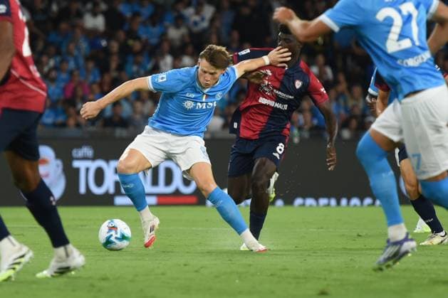 Scott McTominay of SSC Napoli competes for the ball with Michel Adop of Cagliari Calcio during the Serie A Enilive between SSC Napoli vs Hellas Verona FC at Diego Armando Maradona Stadium  Copyright: xAgostinoxGemito IPAxSportx xipa-agency.netx xx IPA_63684051 IPA_Agency_IPA63684051