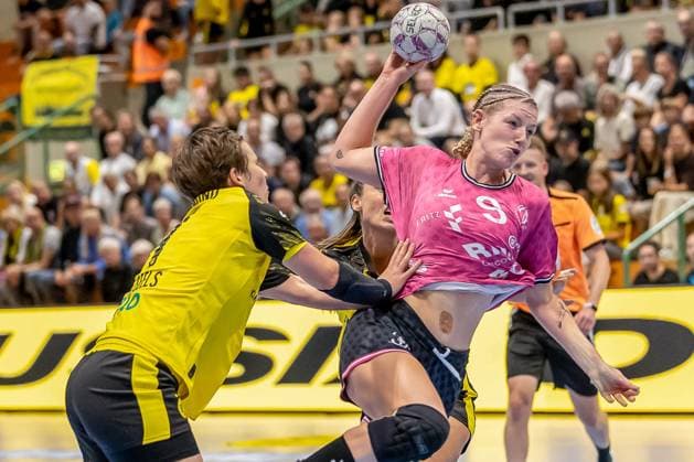 Naina Klein (TuS Metzingen, 09) kann hier nicht am Wurf gehindert werden GER, Borussia Dortmund vs. TuS Metzingen, Handball, ALSCO Frauen Bundesliga, Saison 2025 2026, 1. Spieltag, 30.08.2025. GER, Borussia Dortmund vs. TuS Metzingen, Handball, ALSCO Frauen Bundesliga, Saison 2025 2026, 1. Spieltag, 30.08.2025. Dortmund Copyright: xEibner-Pressefoto WolfgangxStummx EP_EER