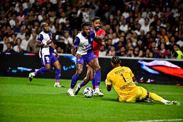 FOOTBALL : Toulouse vs PSG - 3eme Journee de Ligue 1 McDonald S - Toulouse - 30 08 2025 Arret Guillaume Restes (tfc) Toulouse  Copyright: xThierryxBretonx